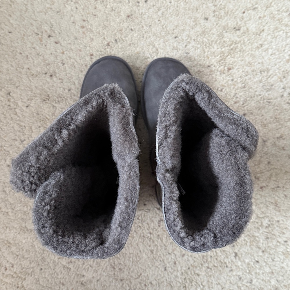 UGG Gray Tall Bailey Button. Size 10. - Picture 4 of 6